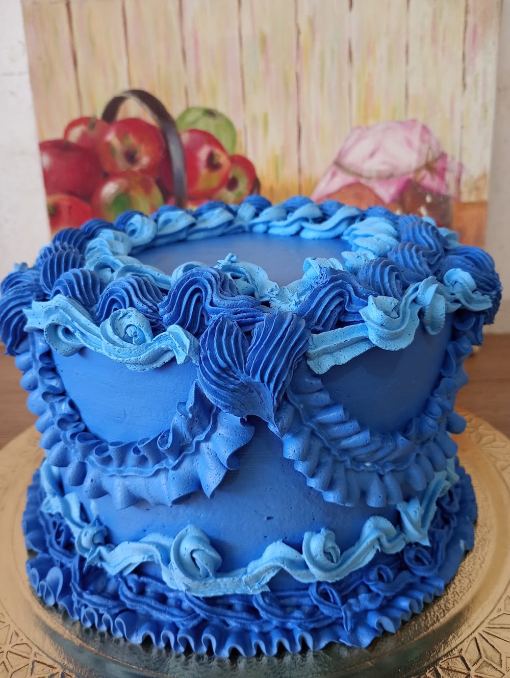 Bolo decorado azul royal com acabamento em ondas, feito pelo Castelo Dos Bolos